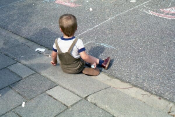 ‘Waarom nemen we voor lief dat onze kinderen de straat is afgenomen?’