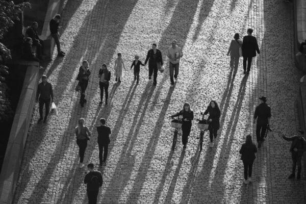 zwart-wit foto van mensen die in de stad lopen.